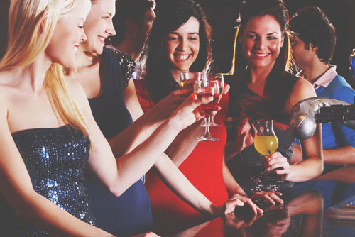 【心理テスト】女子会で飲む一杯目のドリンクでわかる自己満足度