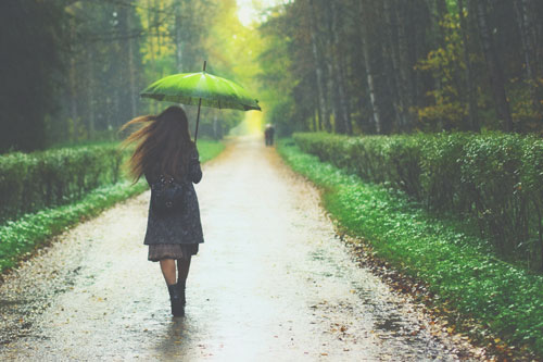 【心理テスト】旅行中、ずっと雨だったらどう過ごす？　答えでわかる心の中のモヤモヤ