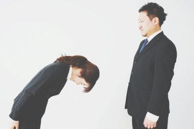 おじきの角度でわかる相手の本音 直角おじきをする人は丁寧に見えて内心見下している!?