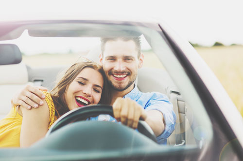 【心理テスト】恋人に運転を変わってほしいタイミングでわかる、恋に落ちるとき