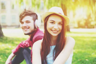 趣味をまねしてきたら脈ありのサイン!? 男性が好きな女性に対してとる行動4選