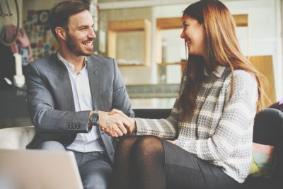 親しげに見えて「実は支配的」な行動 手を包み込む握手は自分有利に仕向けたい!