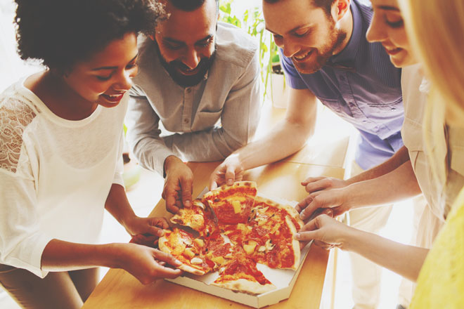 【心理テスト】ピザの取り分け方でわかる、初めて会う人への接し方