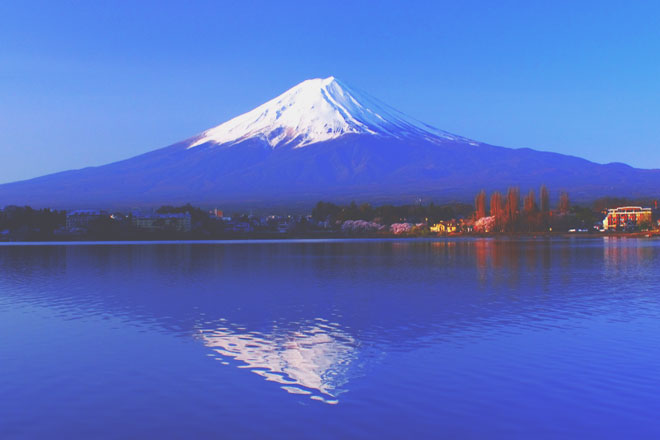 8月の開運壁紙 恋愛運は 冠雪の富士山 仕事運は 真夏の太陽 で運気アップ 占いtvニュース