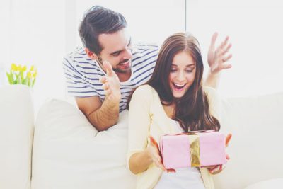 【夢占い】異性からプレゼントをもらう夢は両思いのチャンス! 誕生日の夢が暗示すること