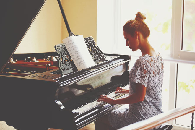 【夢占い】ピアノの夢は女性的魅力アップ！　楽器の夢が暗示することとは？
