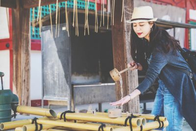 【1月の開運方位】ラッキー方位は「北西」、寺社仏閣を巡って運気を上げよう!