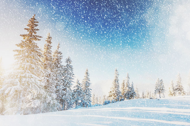 【夢占い】しんしんと降る雪は恋愛運アップの兆し！　雪の夢が暗示することとは？