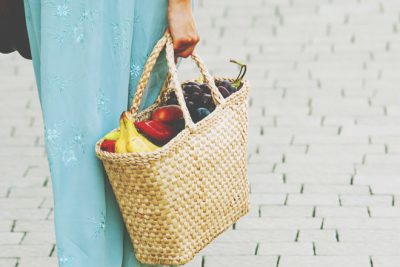 買いもの袋から転げ落ちたものは何？　あなたが今、背負っているものがわかる【心理テスト】