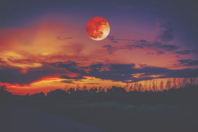 【心理テスト】空を見上げたら真っ赤な月が……どう思ったかでわかる、あなたの心配性度